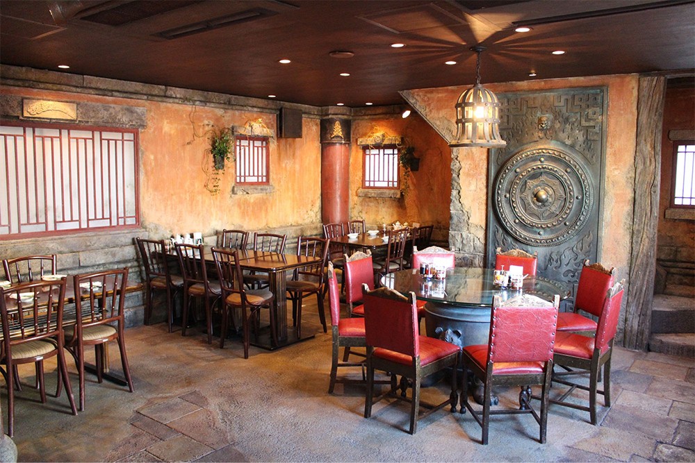 2階建ての広々とした店内。円卓の個室も備え、幅広いシーンで利用されています。