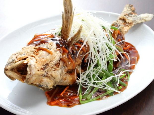 「鮮魚の丸揚げ」など一品料理も豊富。多彩な中華メニューに携われるのが自由が丘店の魅力です。