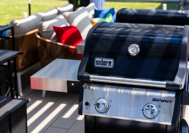 グリルを完備。 屋根付きのガゼボのあるソファエリアをはじめ、パラソル、パティオの3エリアをご用意。