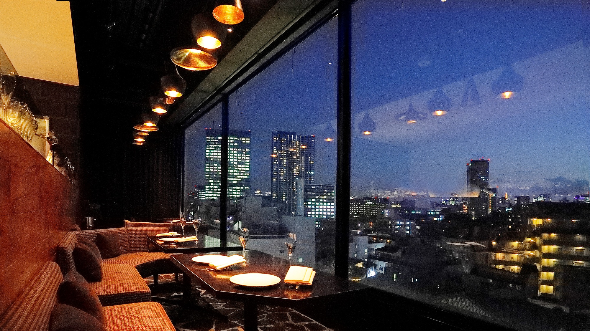 月給38万円~スタート。実力次第で年収600~800万円クラスもめざせる評価体制です。