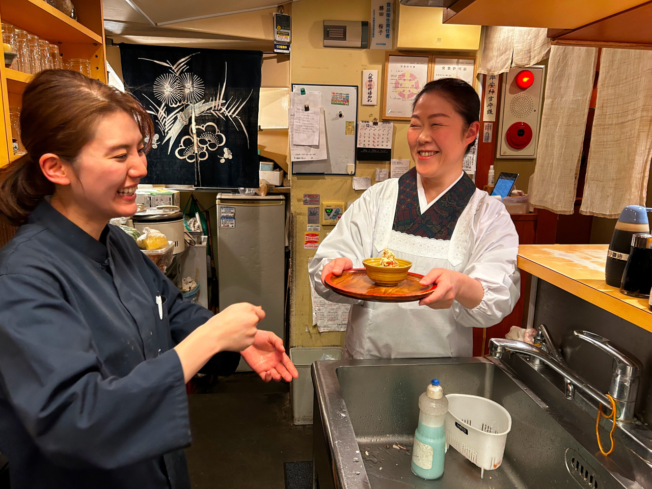 常連さんから外国人観光客まで、訪れるお客様はさまざま。カウンター越しに笑顔が見られることもあります◎