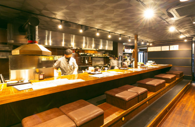町家造りの落ち着いた店から、ワインバーのような店舗まで。自分らしい働き方を見つけませんか