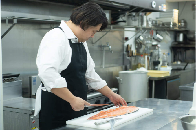 社内プロジェクトや他店視察など、店舗を越えて学べます
