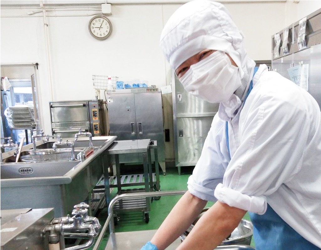 学校給食では成長期の栄養に配慮し、郷土食や行事食も提供。思い出に残る給食づくりを大切にしています