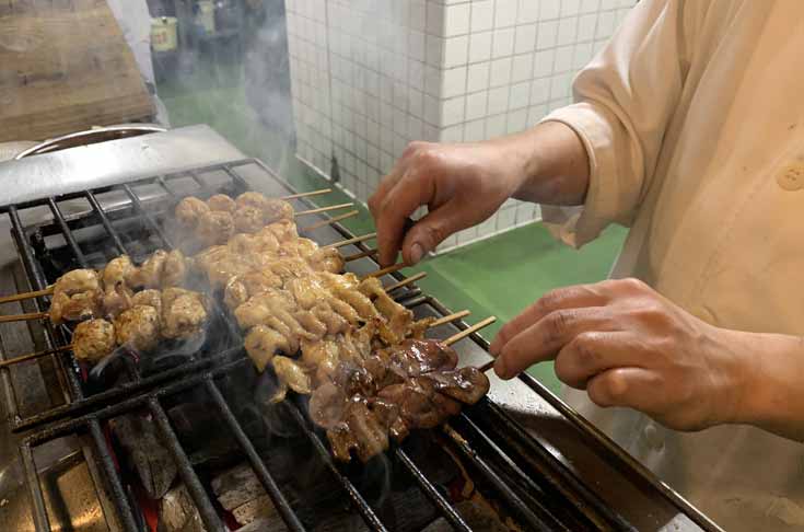 秘伝のタレ×紀州備長炭。伝統の味を支えるのは、職人の手仕事。