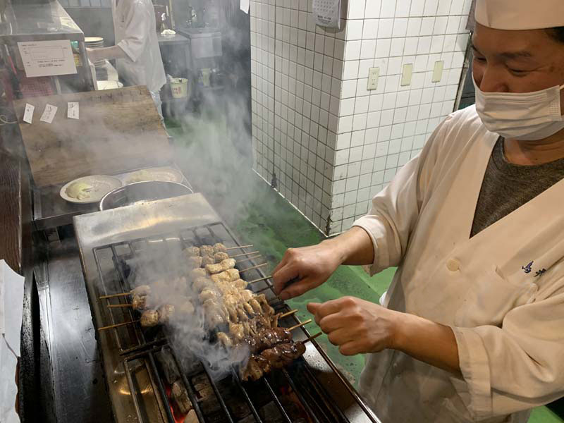 130年受け継がれる“焼き”の技術。炭火と真剣に向き合う焼き手の姿。