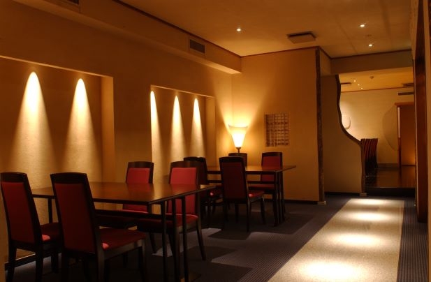 静かな灯りに包まれる上質な店内。30席だからこそ叶う、丁寧な時間。