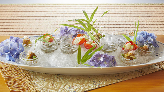 涼を感じる演出と繊細な盛り付け。香り・温度・余韻まで計算された一皿。