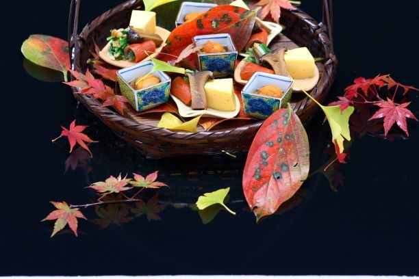 紅葉に彩られた秋の八寸。季節を映す日本料理の美しさを一皿に。