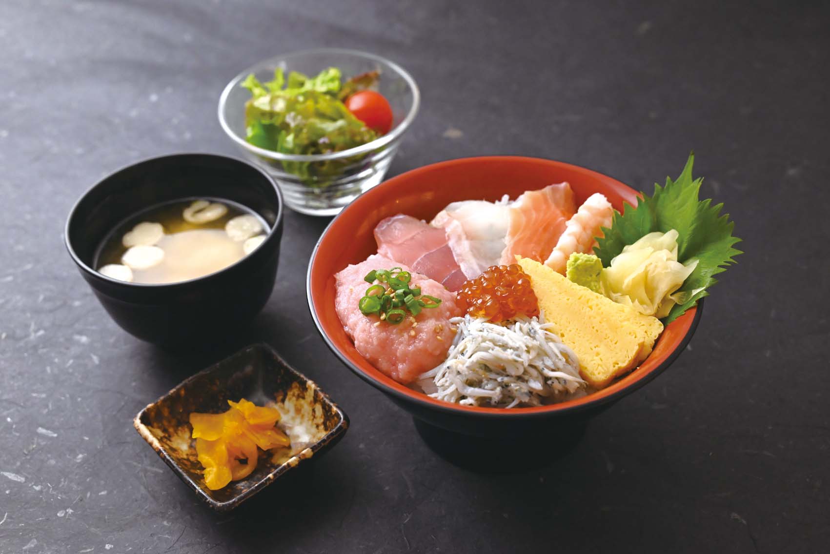 旬の魚介を贅沢に盛り込んだ彩り豊かな海鮮丼も人気!