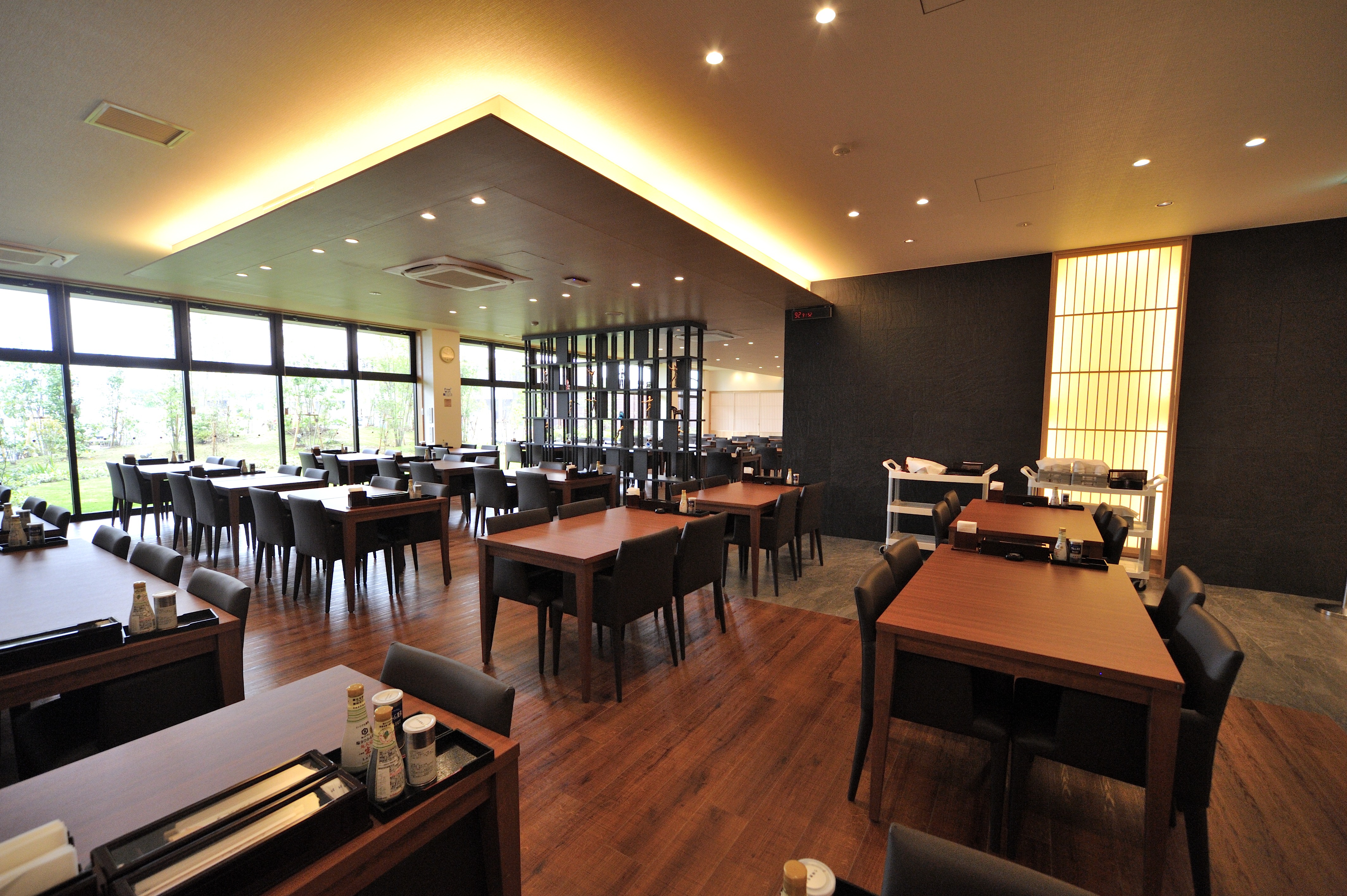 落ち着いた雰囲気のダイニング。おもてなしの心も大切に。