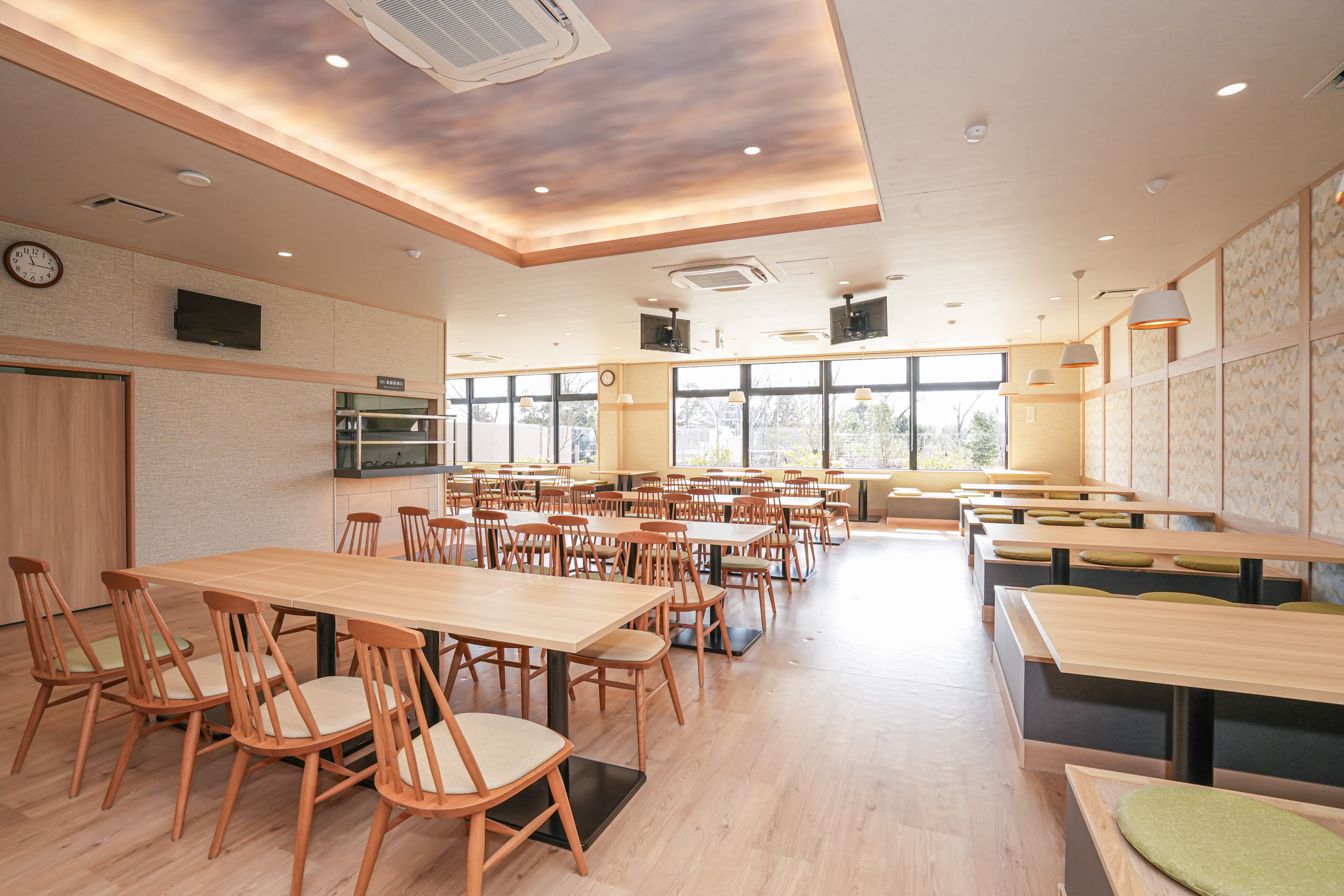 家族連れにも好評の広々とした明るい店内空間です。