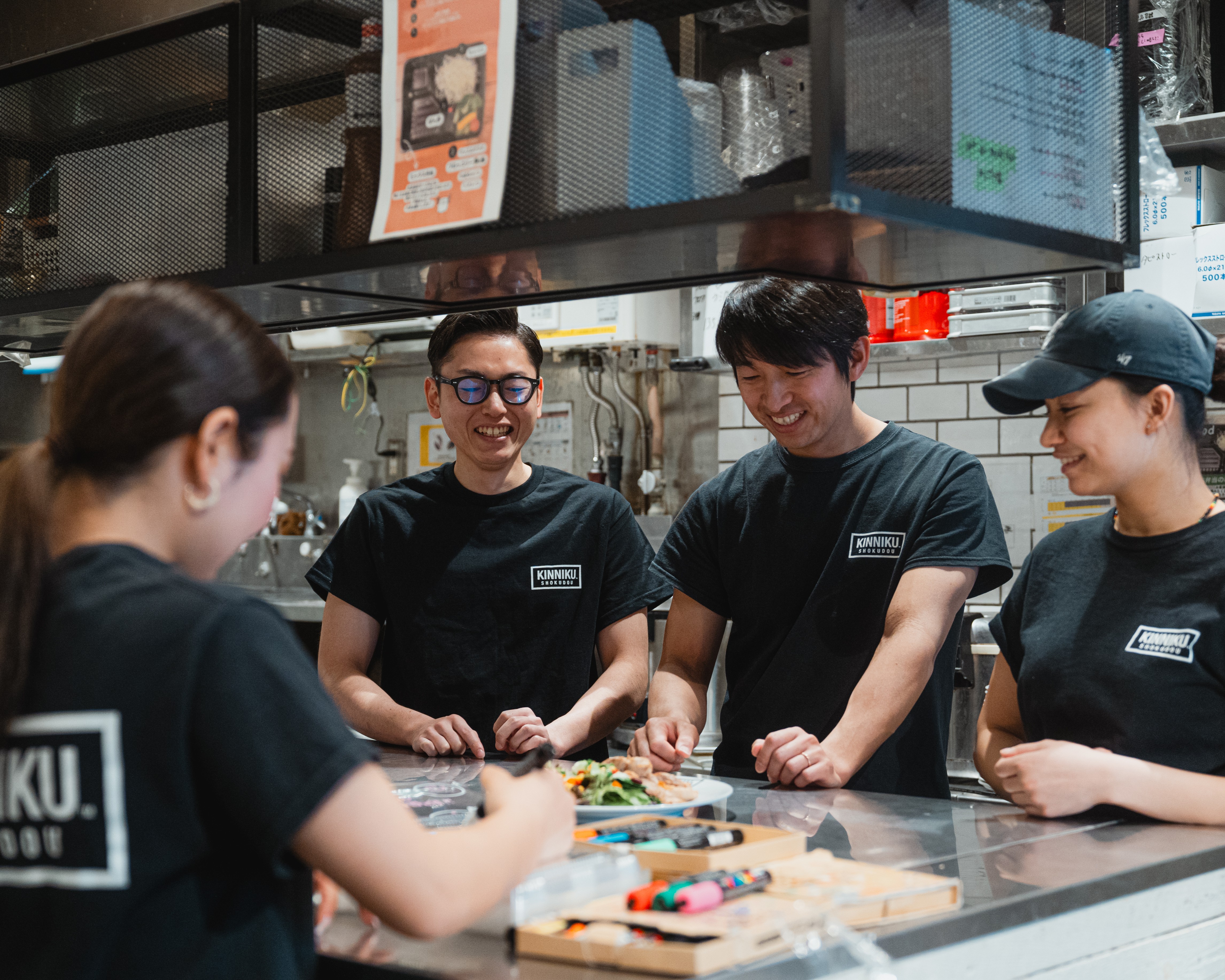 厨房はシェフを含め3~4人体制で、20代~40代のスタッフが活躍中です!