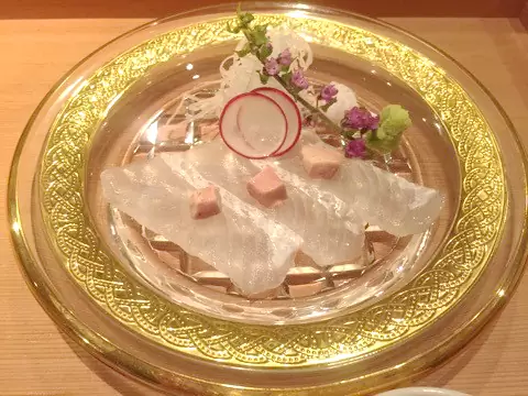 素材の持ち味を活かしながら、季節感と美意識を大切に盛り付けています。