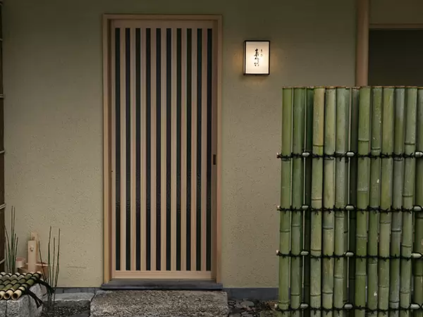 西天満・骨董通りの一角に佇む、落ち着いた和の空間。