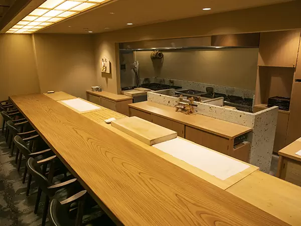 お客様と向き合い、料理を届けるライブキッチン。