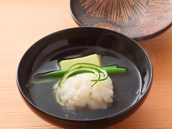 見た目の美しさはもちろん、香り・音・味・触感まで、五感で楽しめる一皿を目指しています。