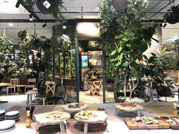 ボタニカル中心のレストランでの勤務は、草木や花に囲まれた癒やしの空間で過ごせます。