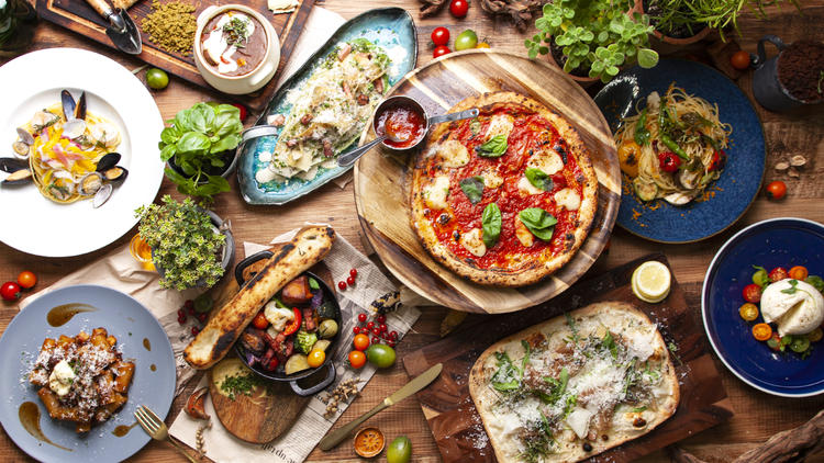 特に窯焼きピッツァが人気で、健康志向のメニューも豊富。