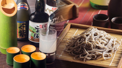 名物・ごまそばと日本酒。高田屋ならではの“和のこだわり”が息づく一皿。