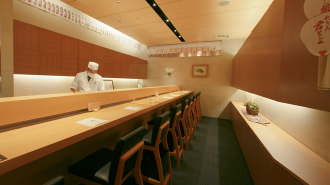 百貨店や空港へ着実に店舗を拡大している成長企業のため、将来を見据えて腰を据えて働ける環境です。