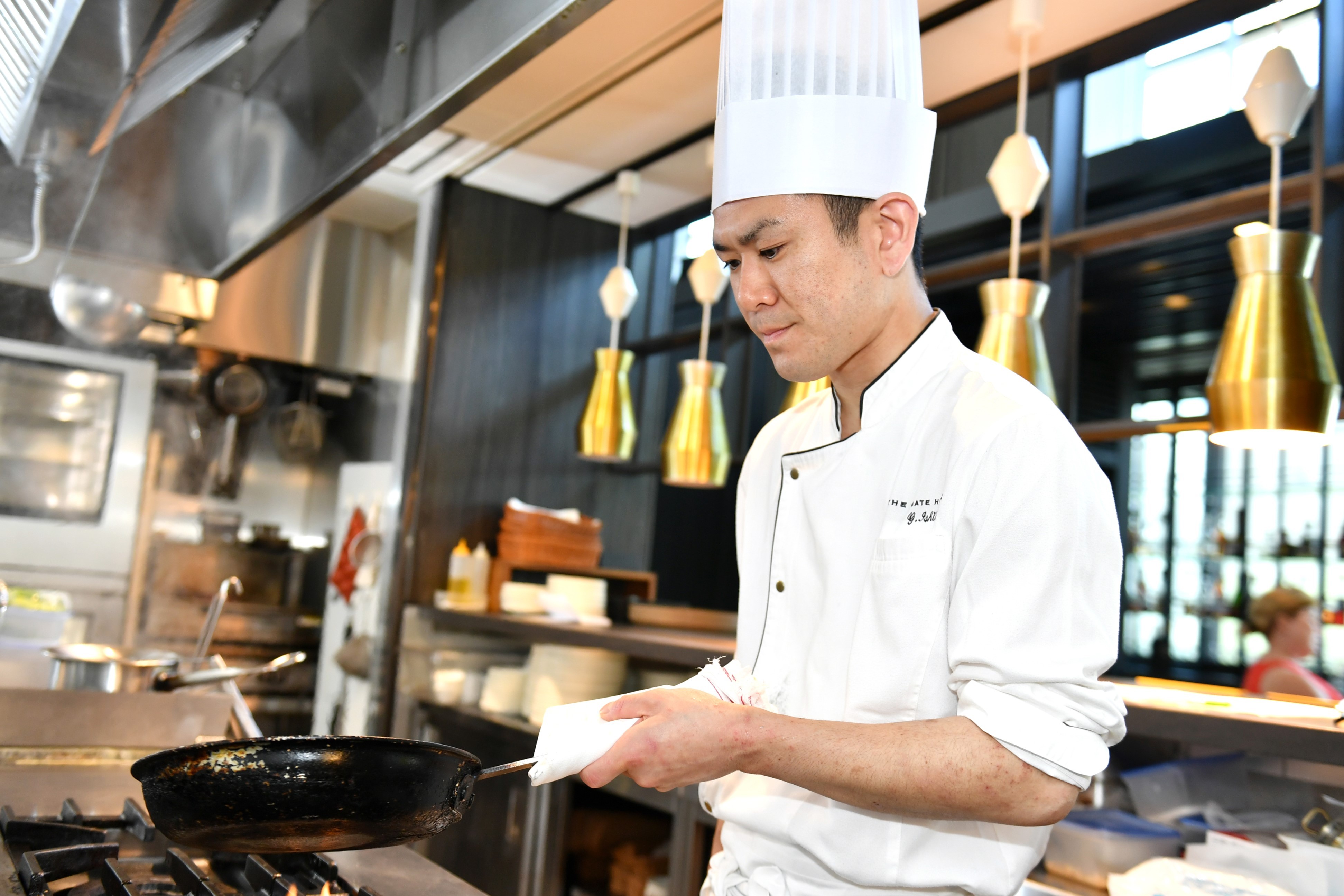 ライブ感あるオープンキッチン。目の前の反応がやりがいに直結します。
