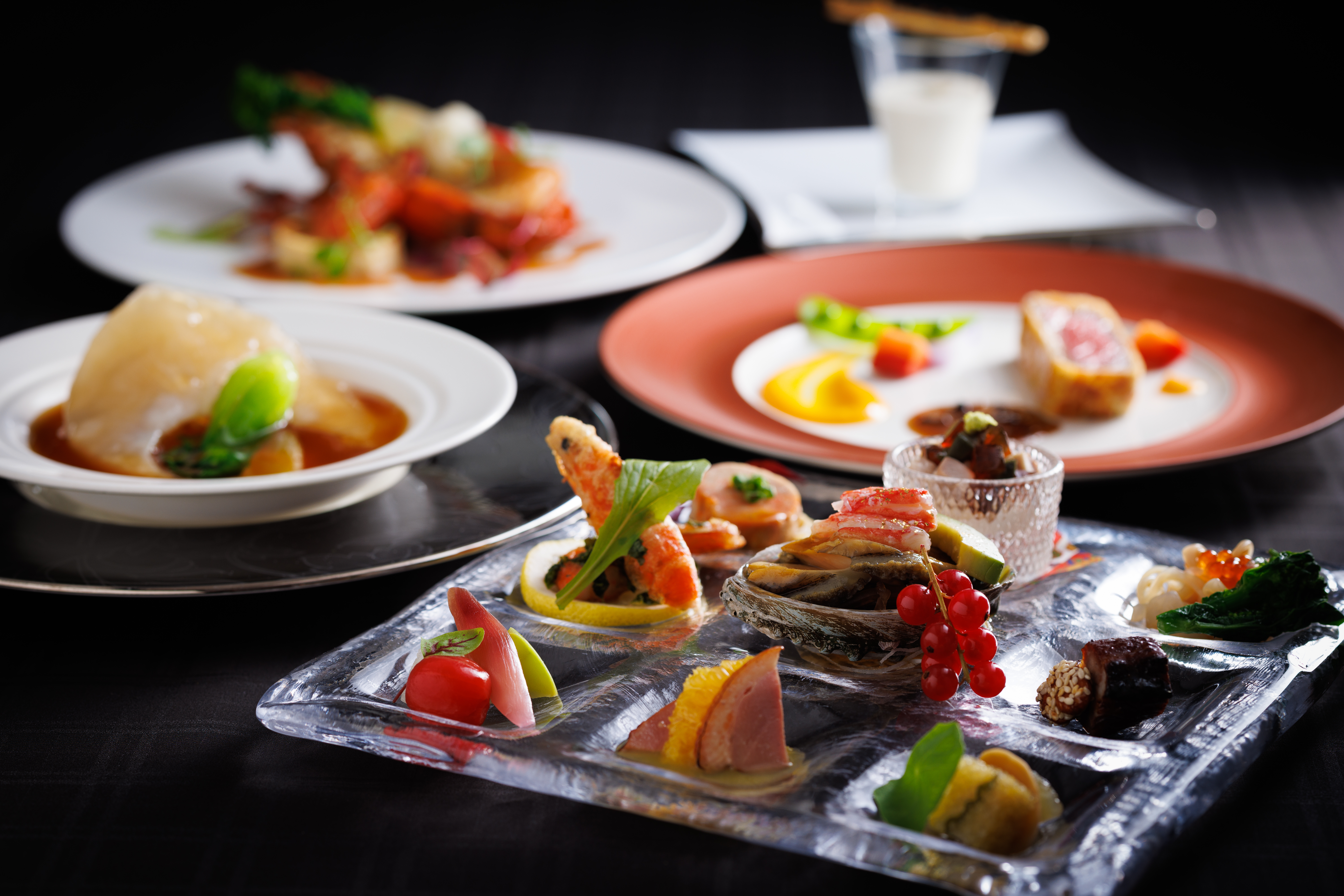 季節や素材を活かした料理表現。自分のアイデアが形になる現場です。