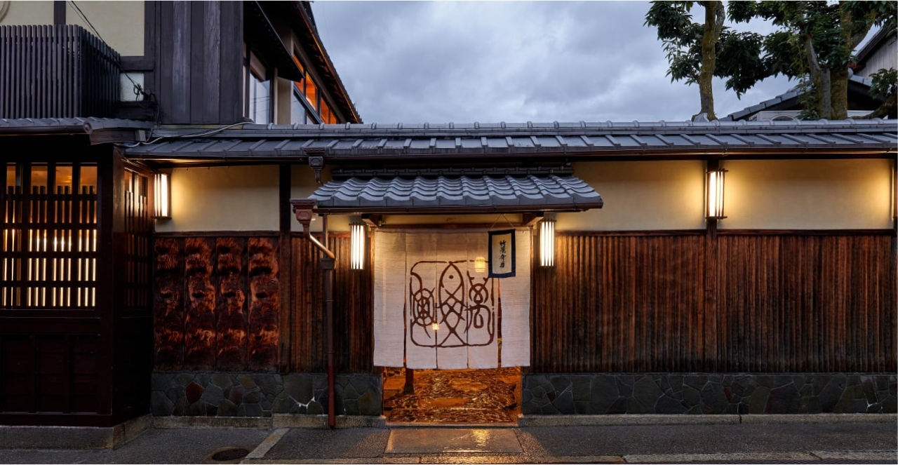 趣ある京都・西陣の料亭。四季折々の表情も魅力のひとつです。