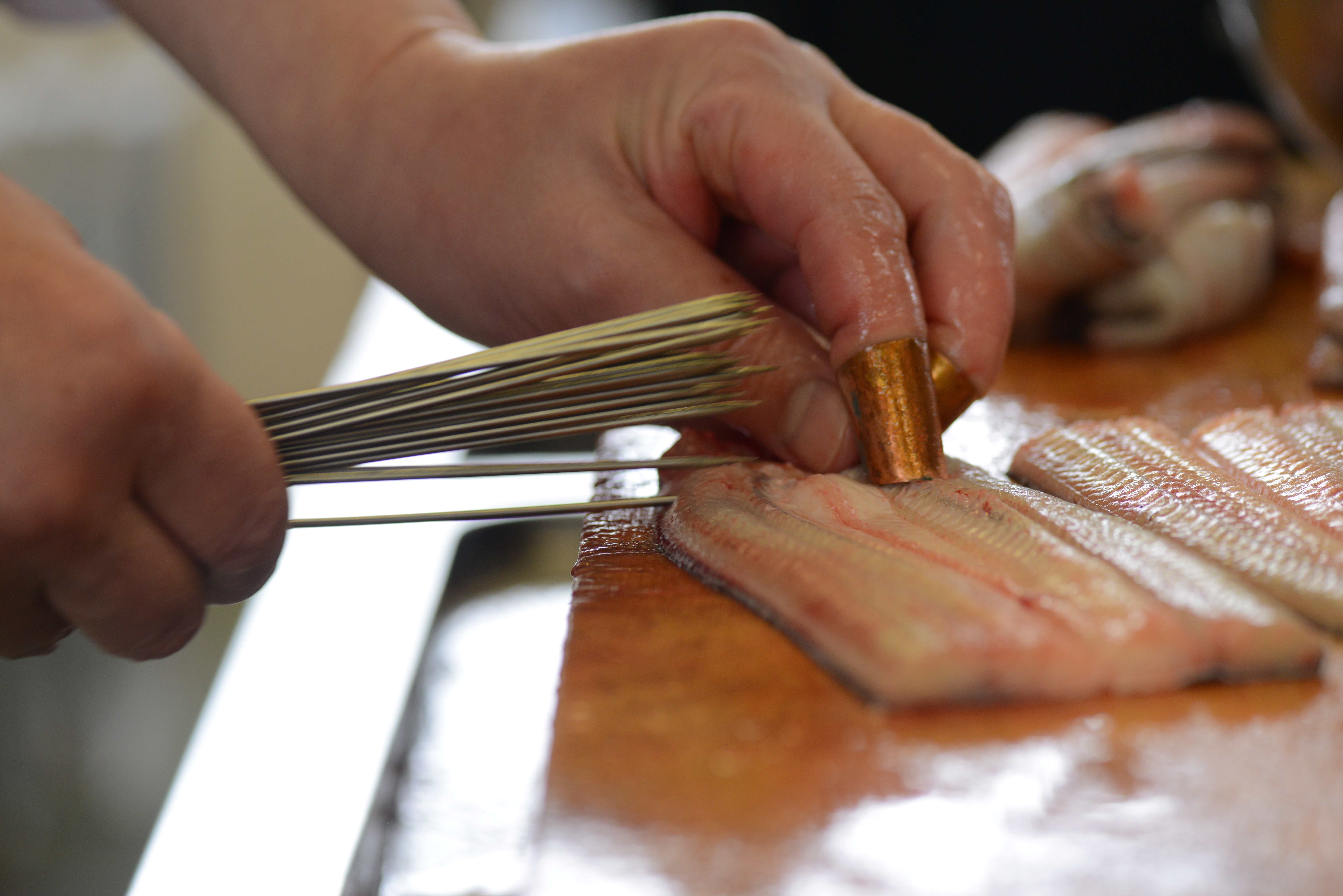 熟練の技術が求められる「裂き」から、丁寧に焼き上げる「焼き」まで、うなぎ料理のすべてを学べます。