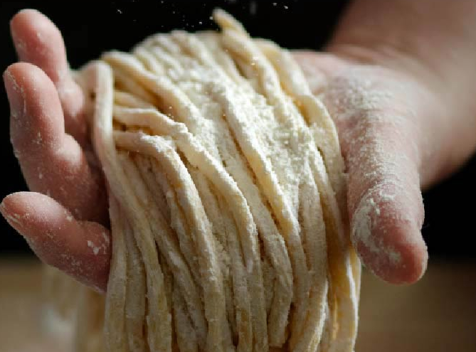 毎日、製麺。国産小麦にこだわって店内で製麺しています。