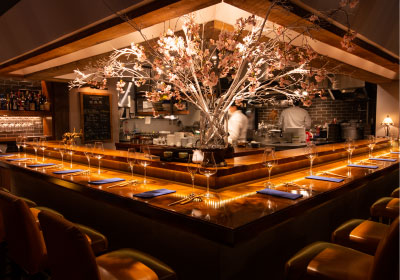 【南風楼】温かい灯りが映えるカウンター。ライブ感ある空間でおもてなし