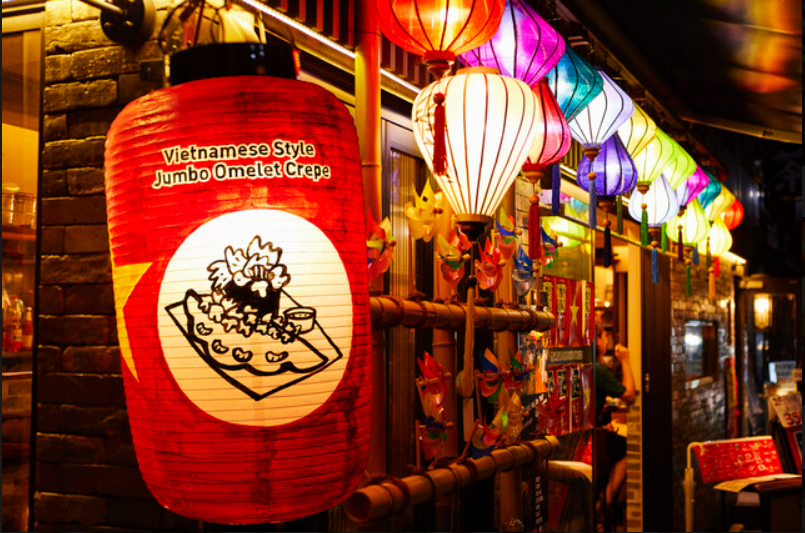 【でですけSAIGON KITCHEN】提灯が彩る店先は非日常感たっぷり。