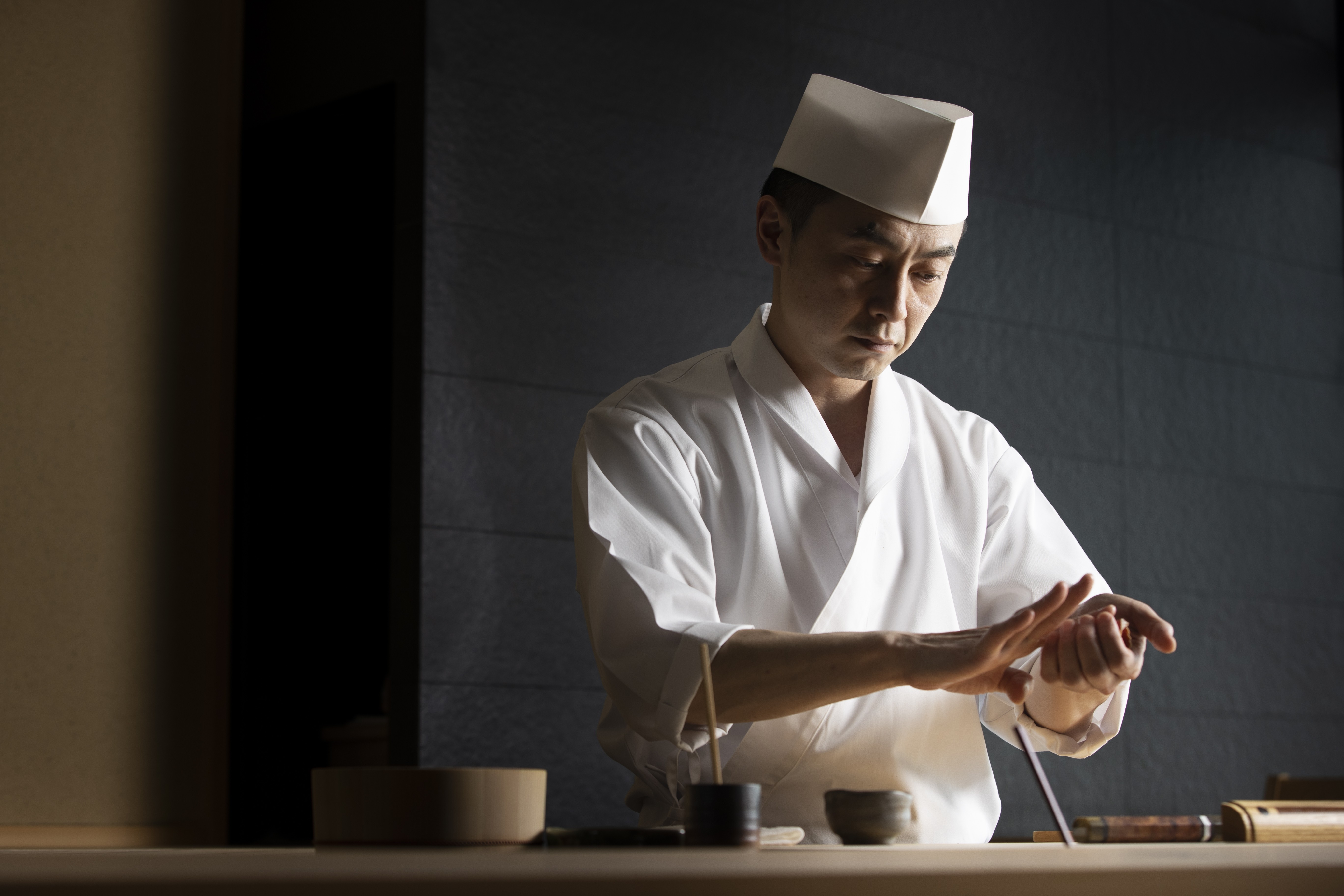 研ぎ澄まされた技が光る職人の所作。緊張感と静寂の瞬間。