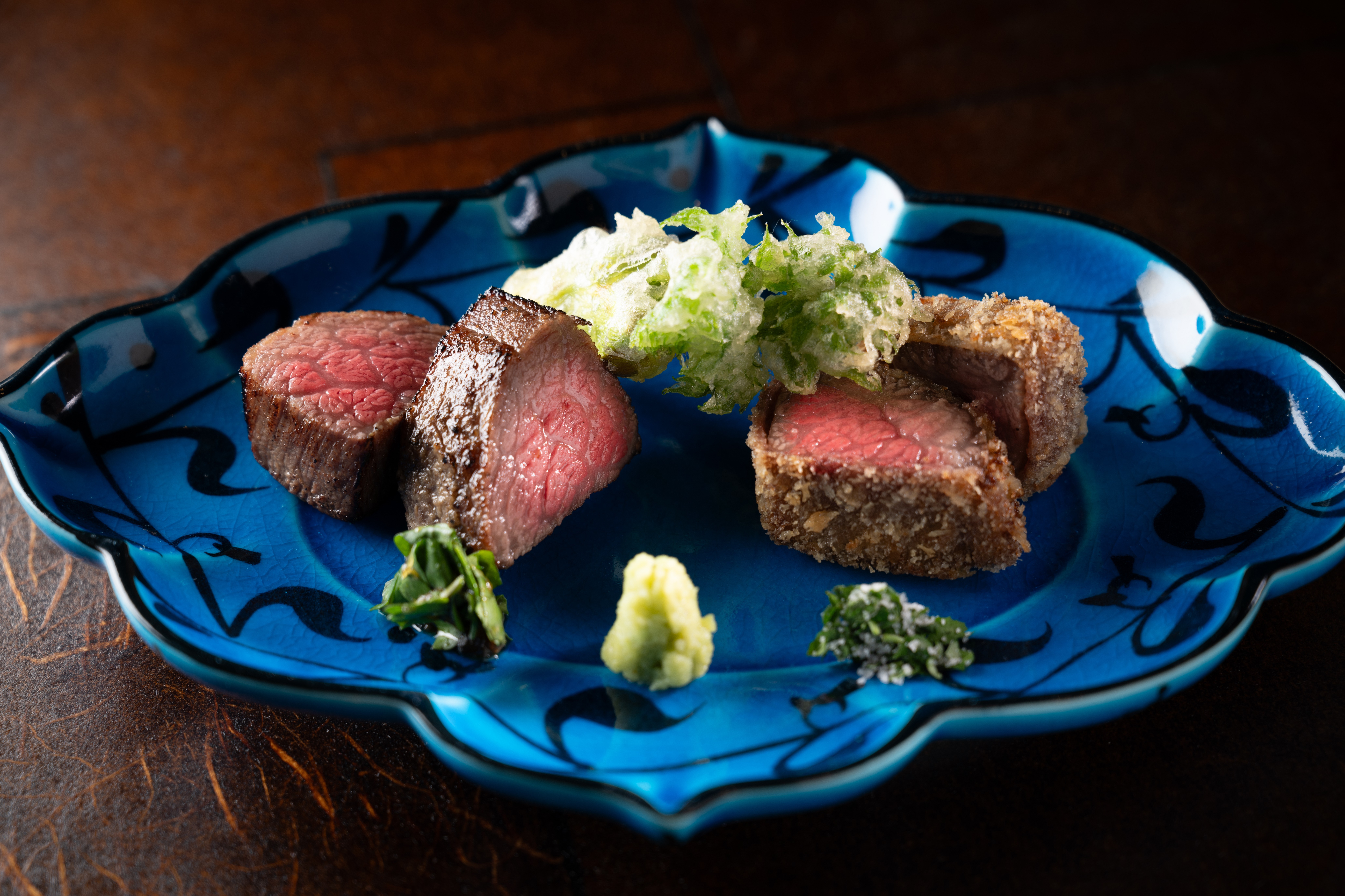 艶やかな焼き目と鮮烈な色彩。割烹の技が映える肉料理。