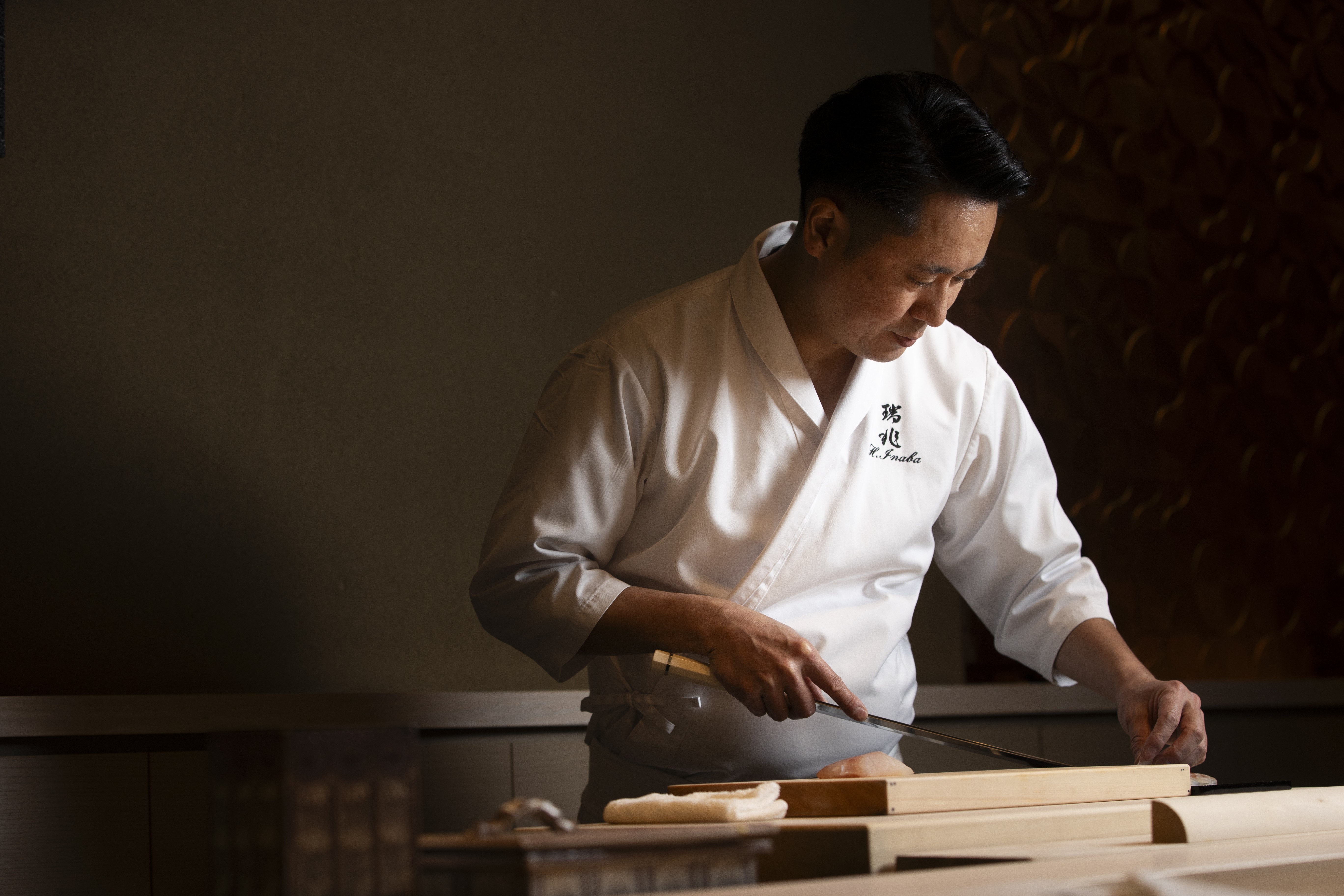 技を磨き続ける職人の所作。凛とした空気が張りつめる瞬間。