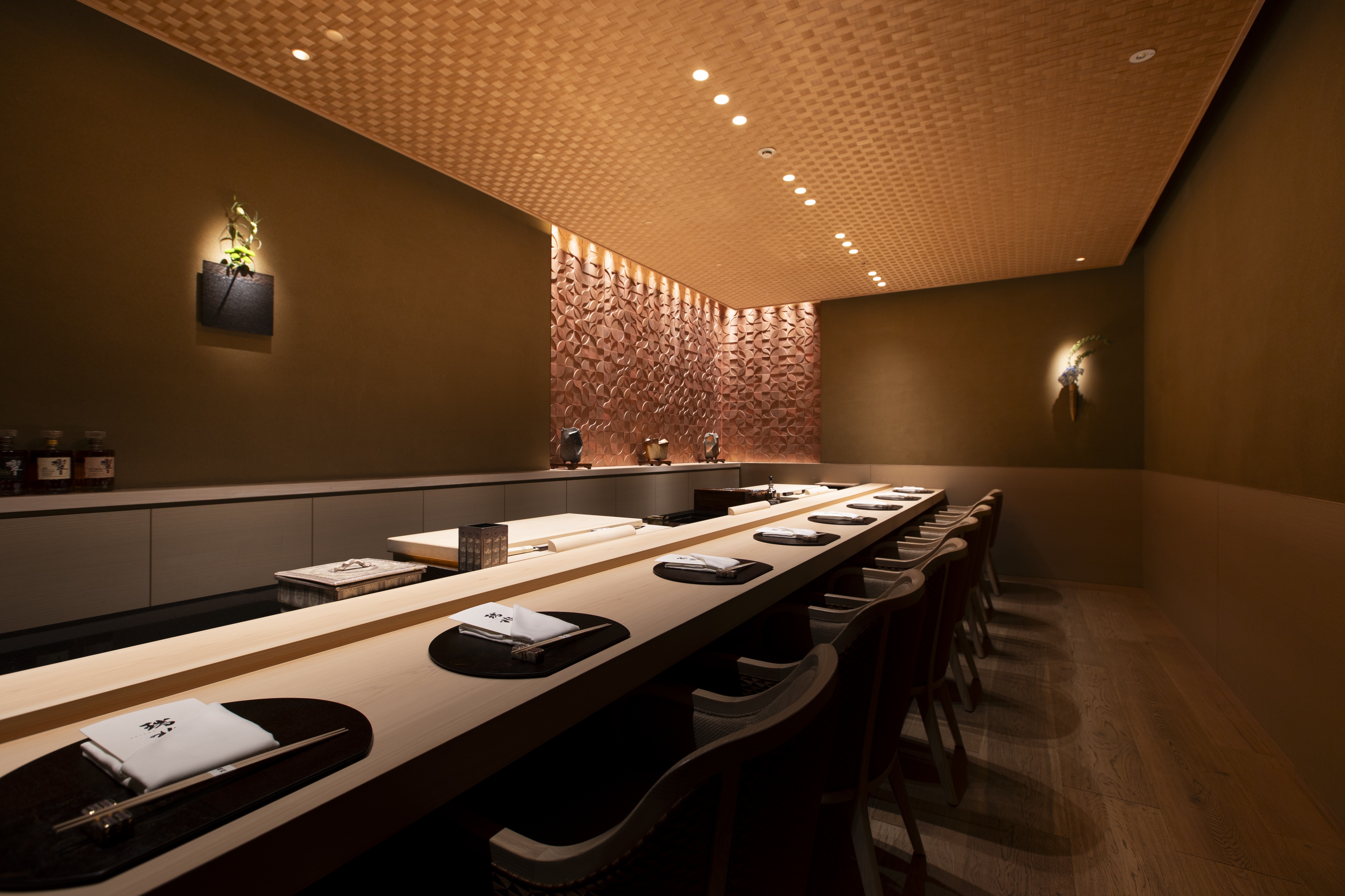 和のしつらえと静寂に包まれた空間で、割烹の本質を味わう。