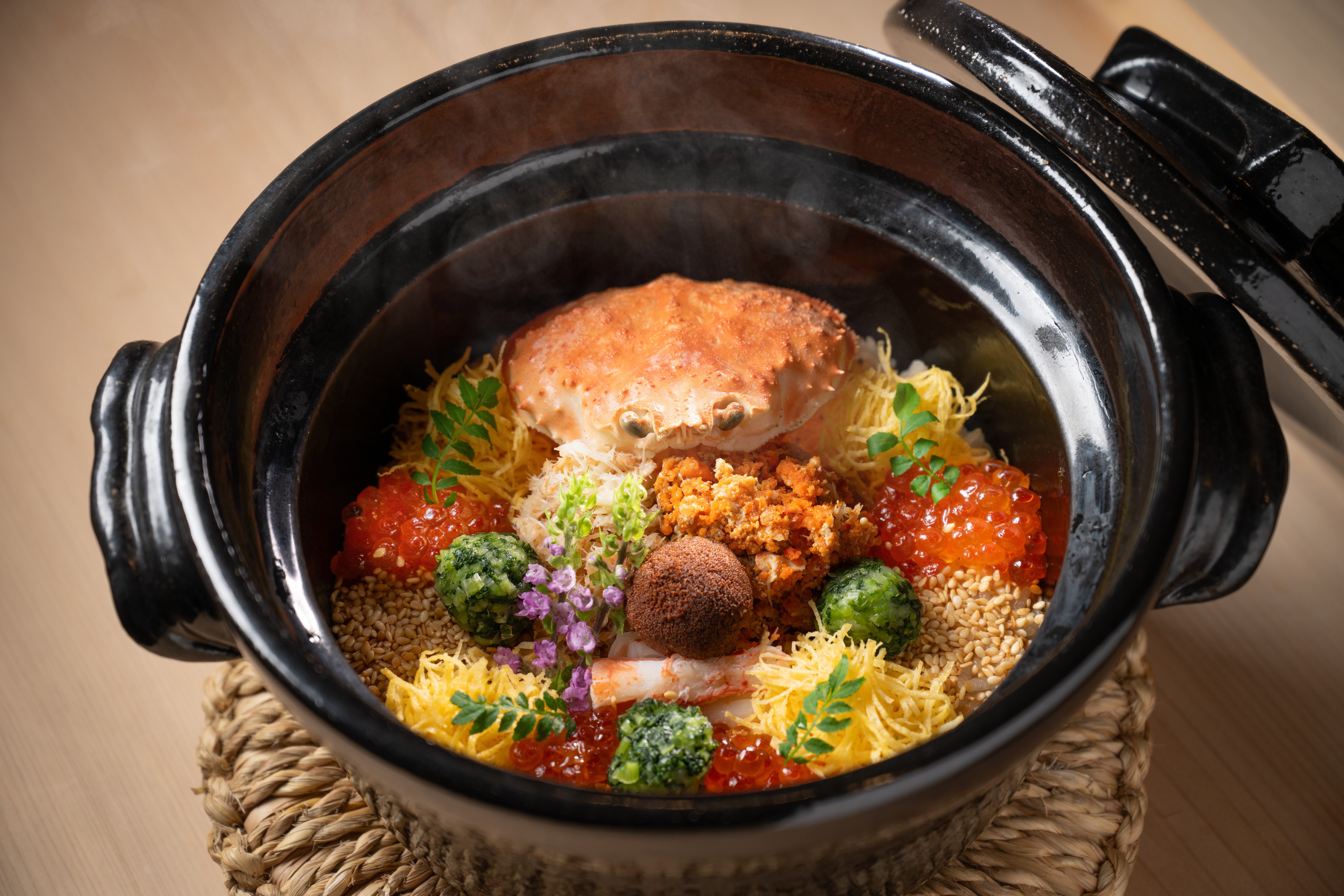 香り立つ土鍋料理。彩りも食感も一皿の中に凝縮。