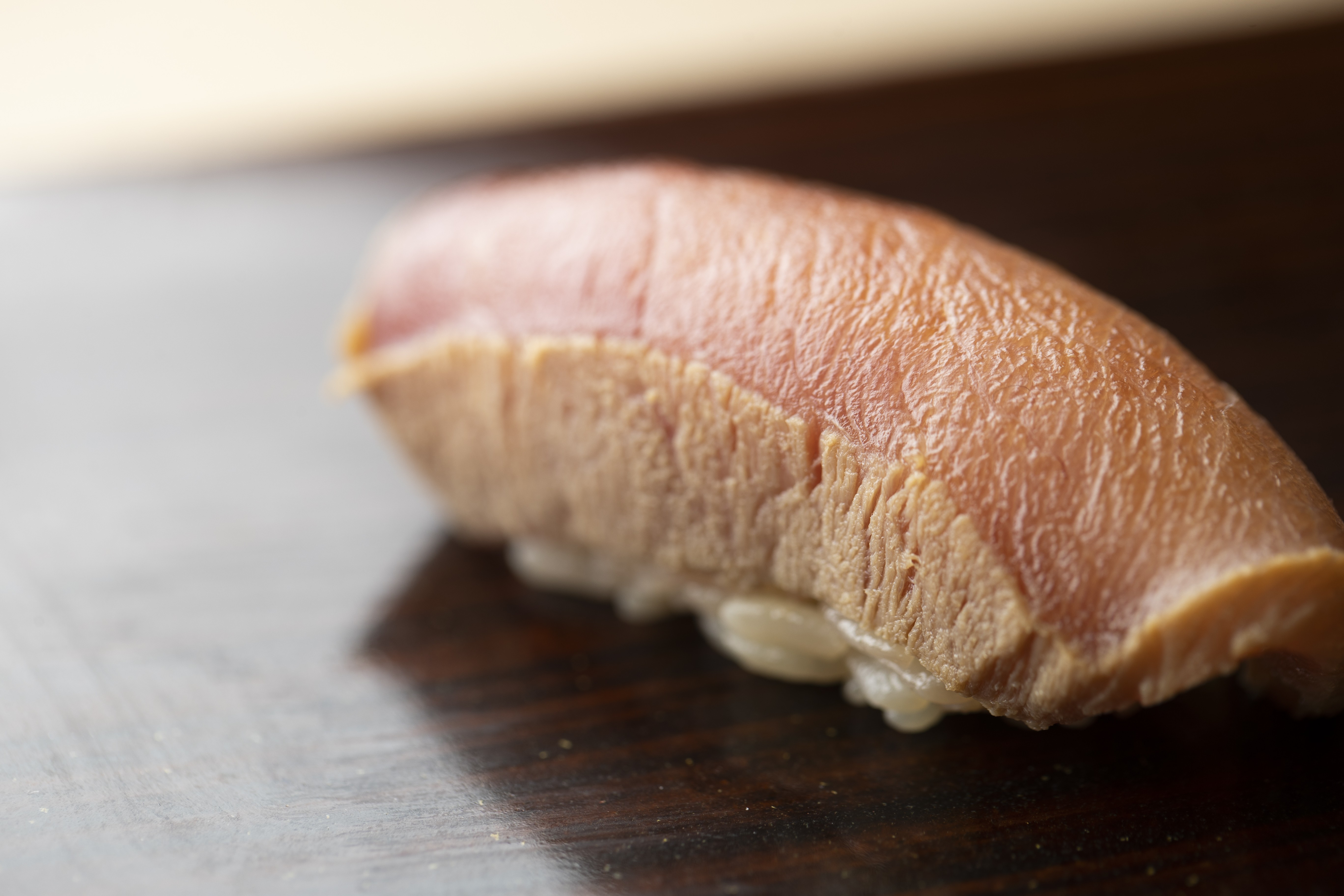 ネタの厚み、輝き、温度。ひと握りに宿る、鮨の本質。