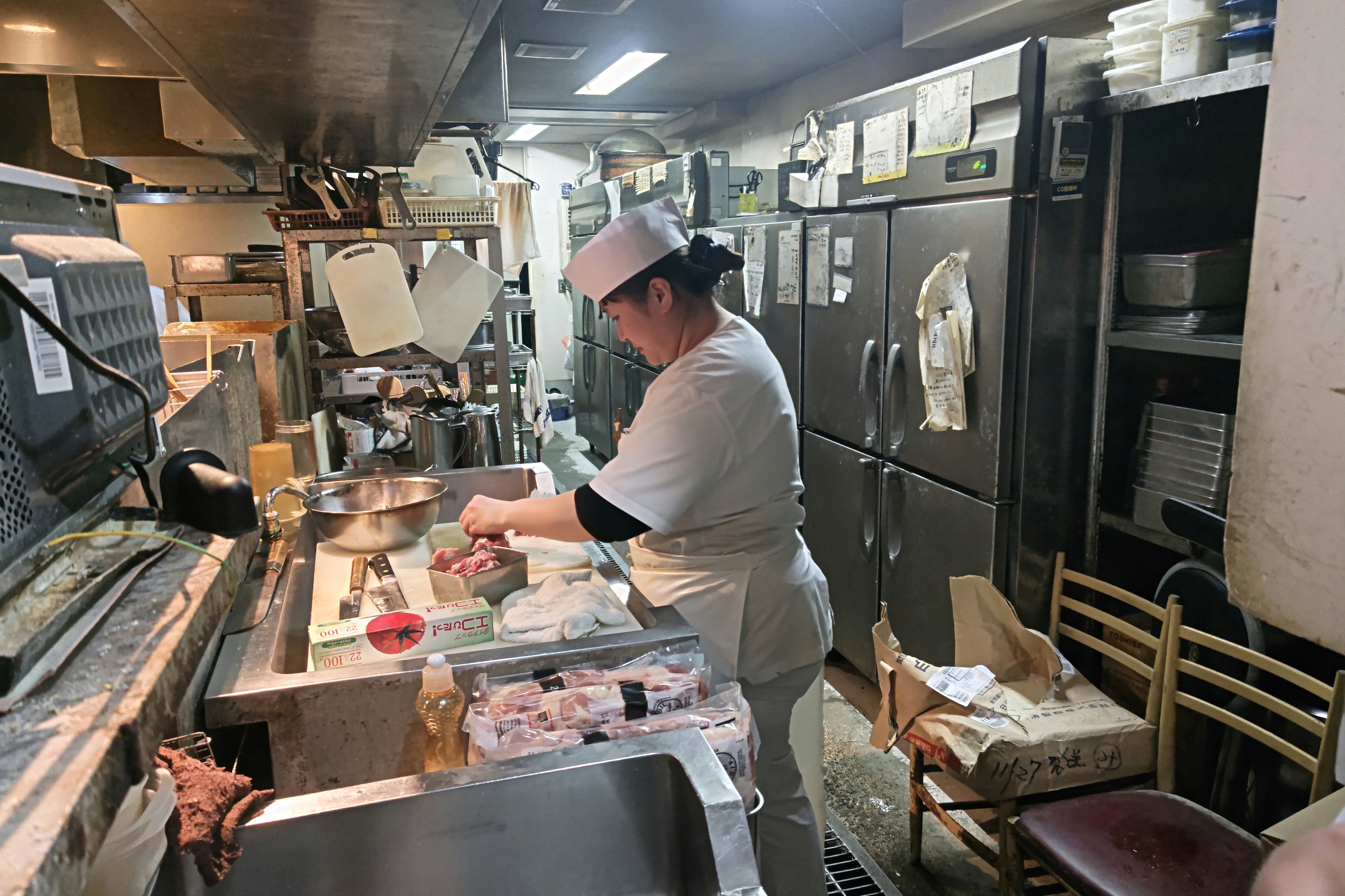 和包丁の使い方や手打うどんの技術を丁寧に指導。たとえ和食未経験であってもご安心ください！