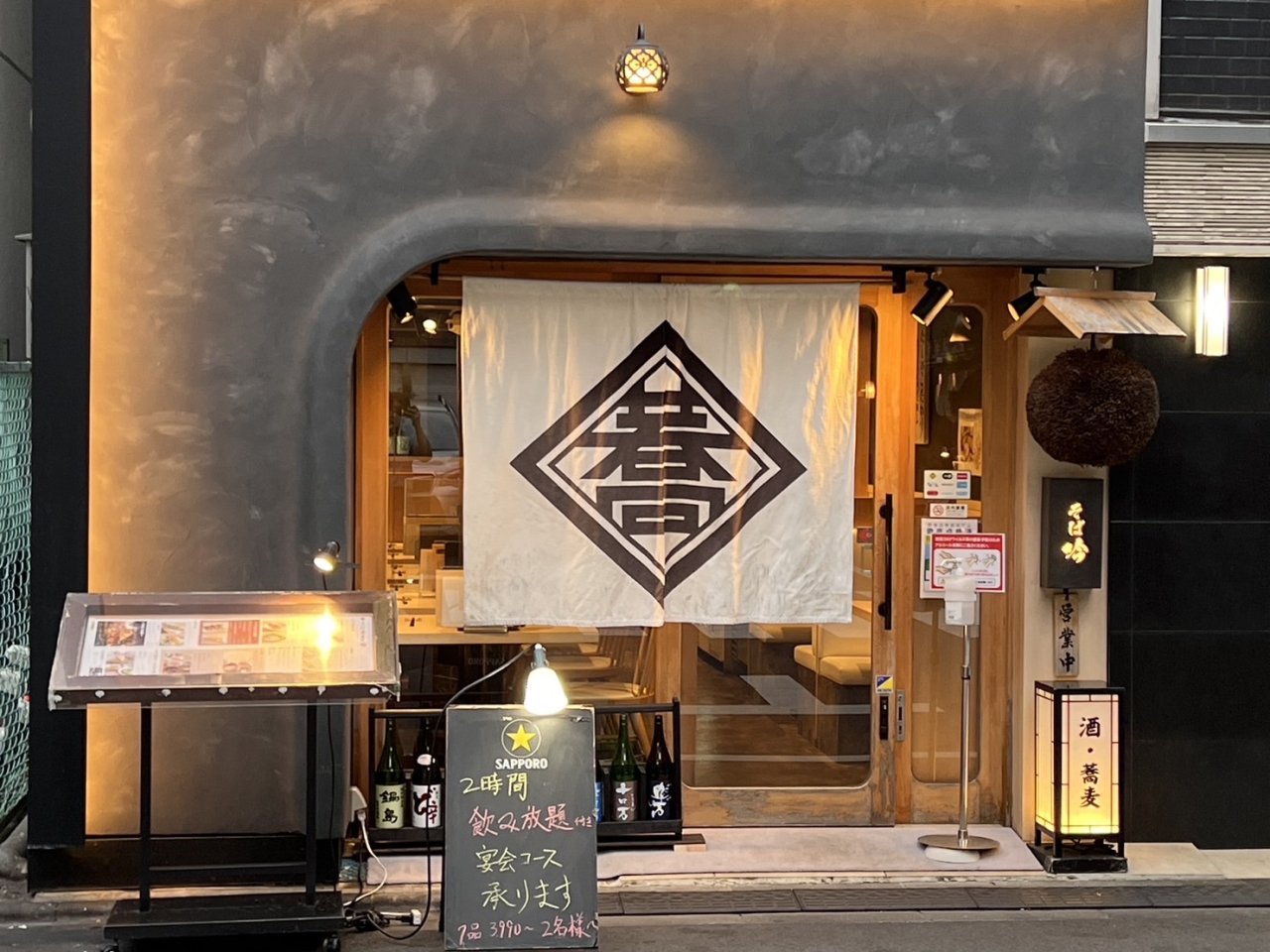 各店舗に2～3名ずつ正社員を配置しているので、いつでも相談し助け合える環境です！