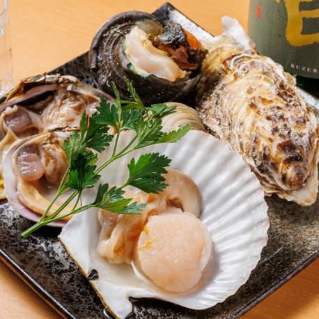 魚介類は水揚後に産地から直送!徳島産や高知産を中心に、その日入った魚介をふんだんに使っています。