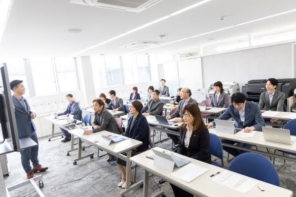 スタッフ同士の成長を支える研修や勉強会を定期的に開催しています。