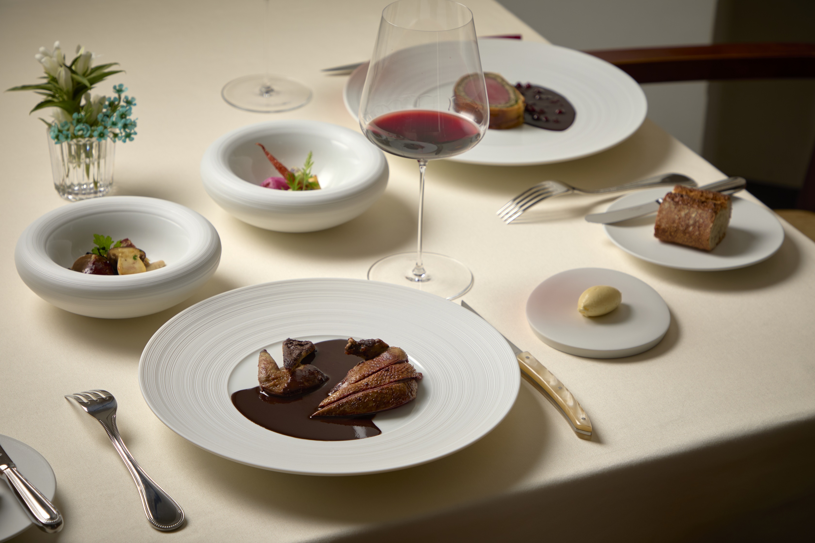 料理を提供するだけではなく、その魅力まで伝えるサービスへ。料理や食材の知識も深められます。
