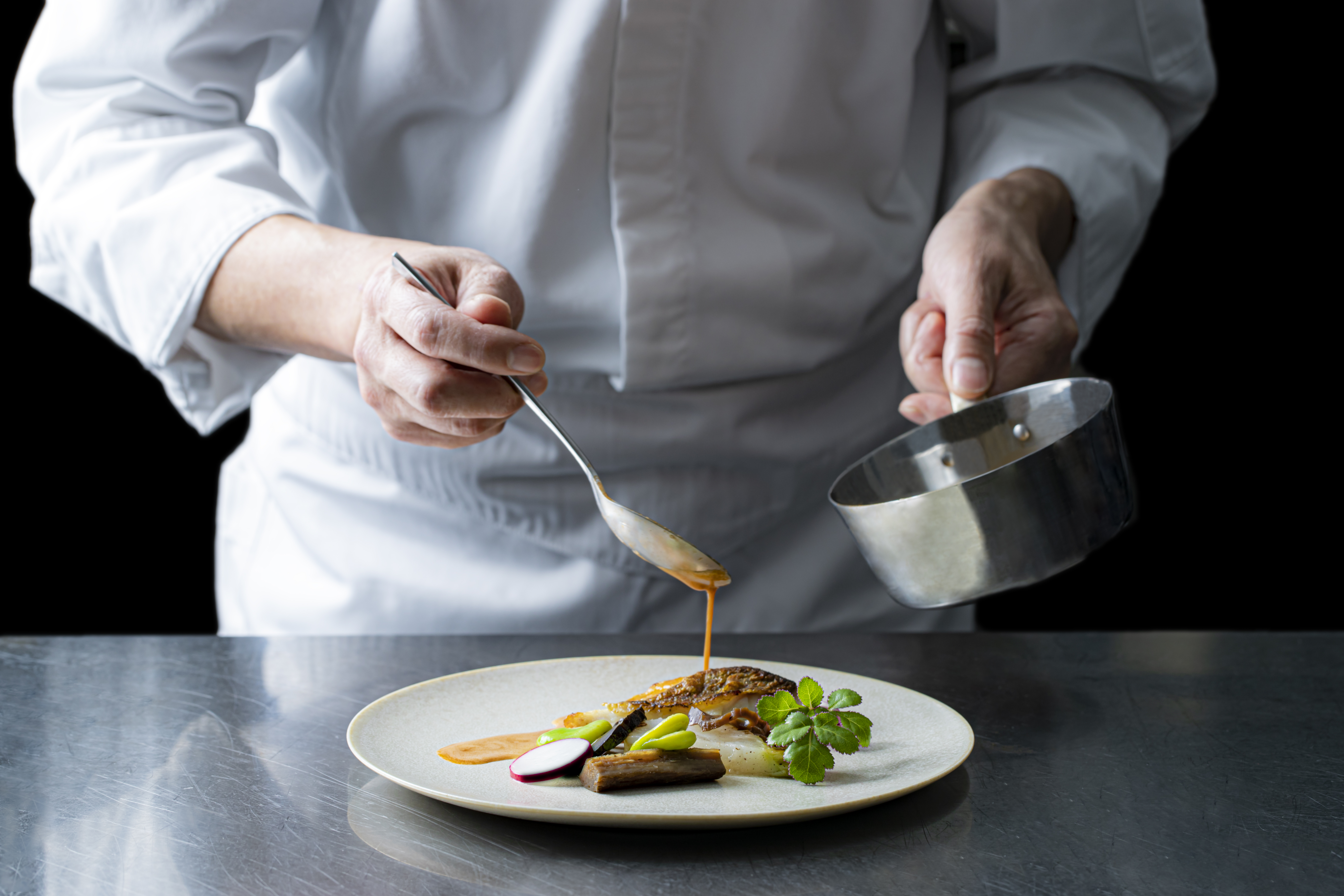 ベテラン料理人と共に、繊細で美しい婚礼料理を仕立てます。