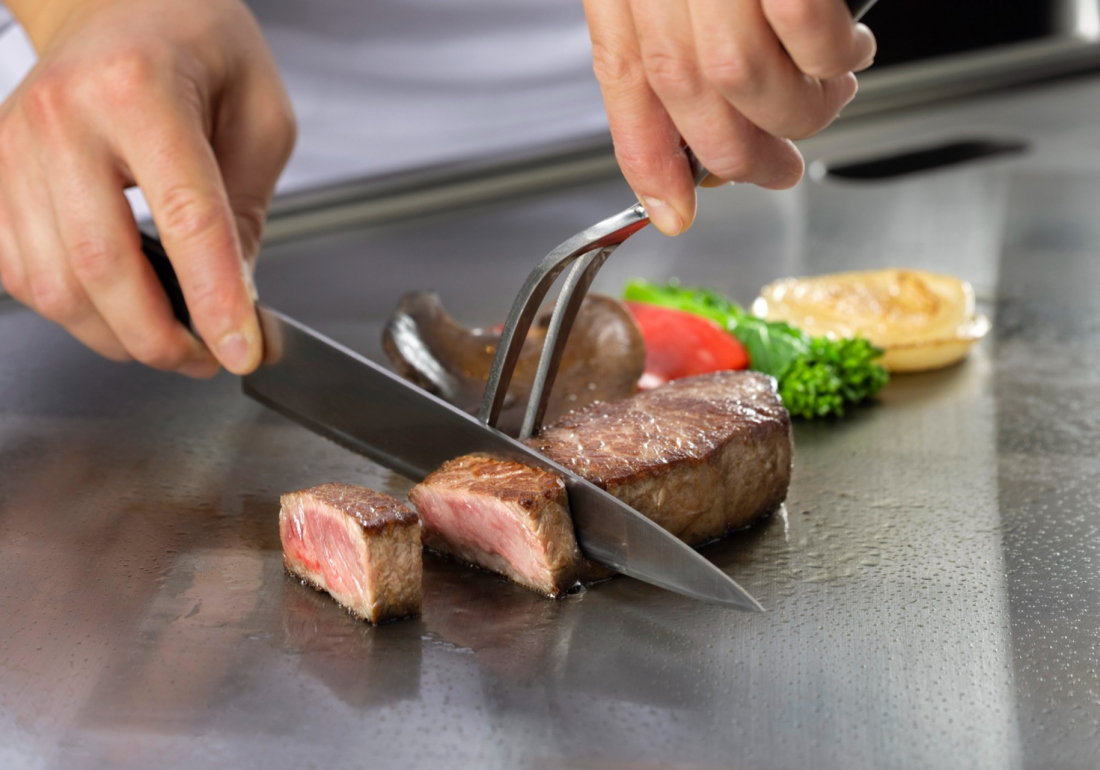 カウンター越しにお客様へ直接料理を提供するため、反応や喜びをダイレクトに実感できます。
