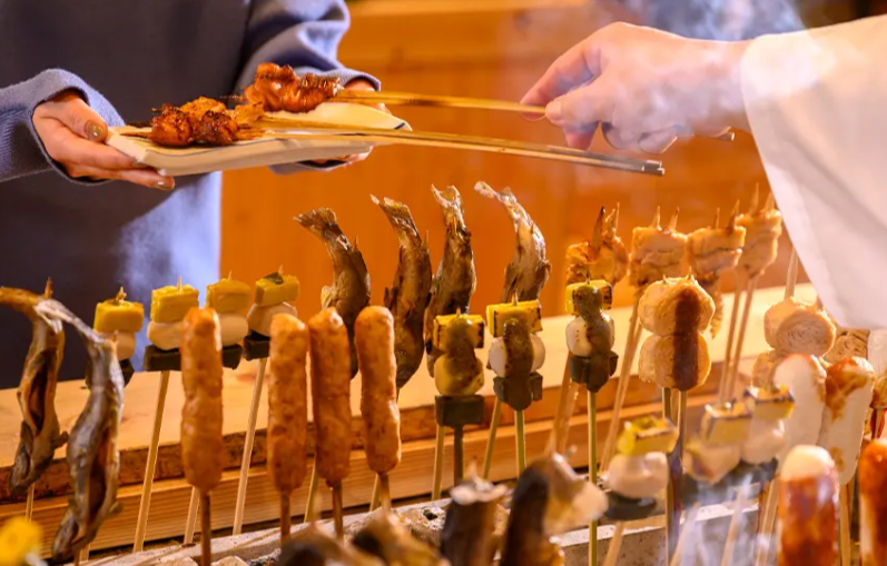 湯西川温泉郷伝統の炭火を使った炉端焼きや、栃木の郷土料理をご提供しています。