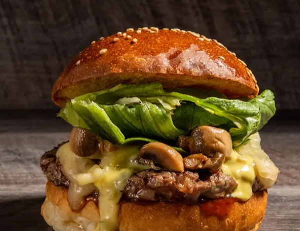朝昼晩で3つの顔を持つバーガーレストラン！朝はビュッフェ、昼はバーガーレストラン、夜はスポーツバーに