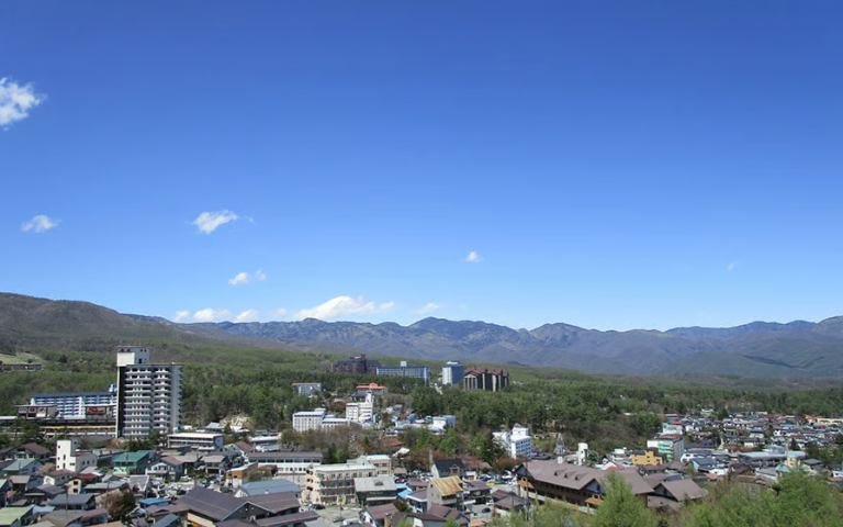 白根山や浅間山が生み出す雄大な山の景観を眺めながらお仕事ができます。