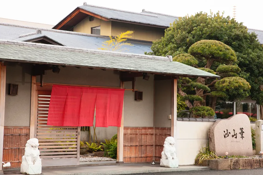 ホテル別館として中国料理 沙山華（さざんか）を運営しています。