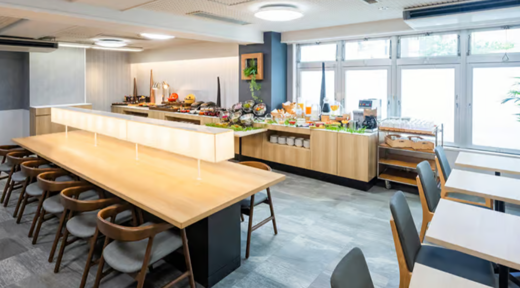 ホテル内には開放感あふれるビュッフェレストランもあります。